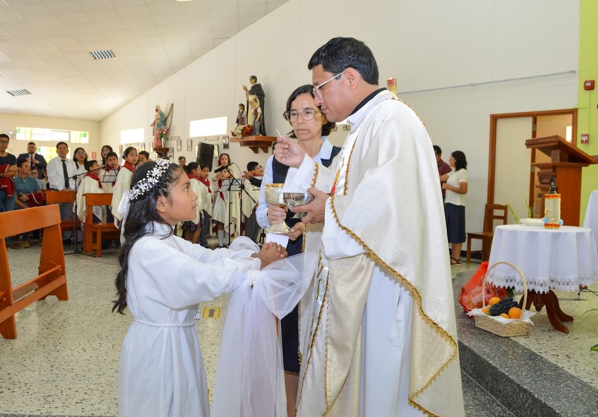 Celebración de la Primera Comunión - Estudiantes de 5º de Primaria
